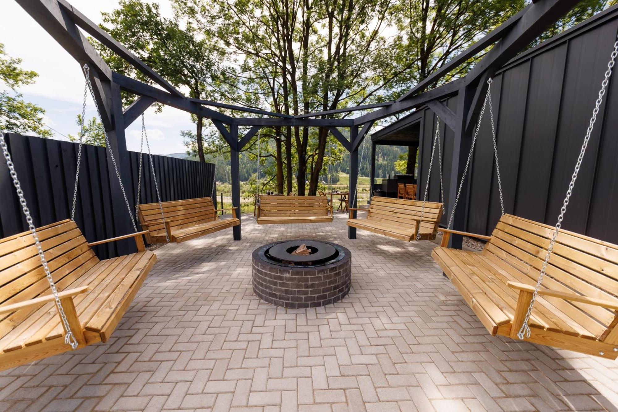 Reconnect Glamping Campsite Stulpicani